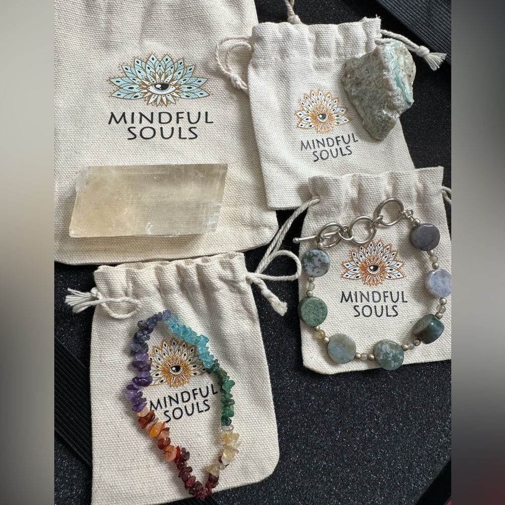 Mindful Souls Crystal Gift Set – Chakra Bracelet + Raw Stones + Selenite